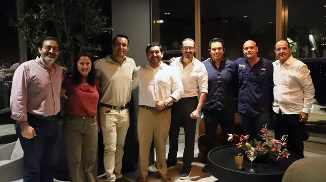 Asistentes y organizadores reunidos en el SkyPriority al cierre de la noche, junto a los ventanales.