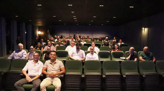 Los asistentes de Biohacking Empresarial posando en el auditorio del piso 22 al terminar la sesión.